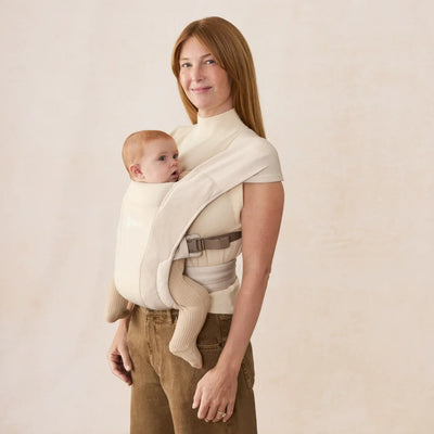 Canguru Ergobaby Embrace Cozy Cream - Ajuste Inclusivo e Uso Prático